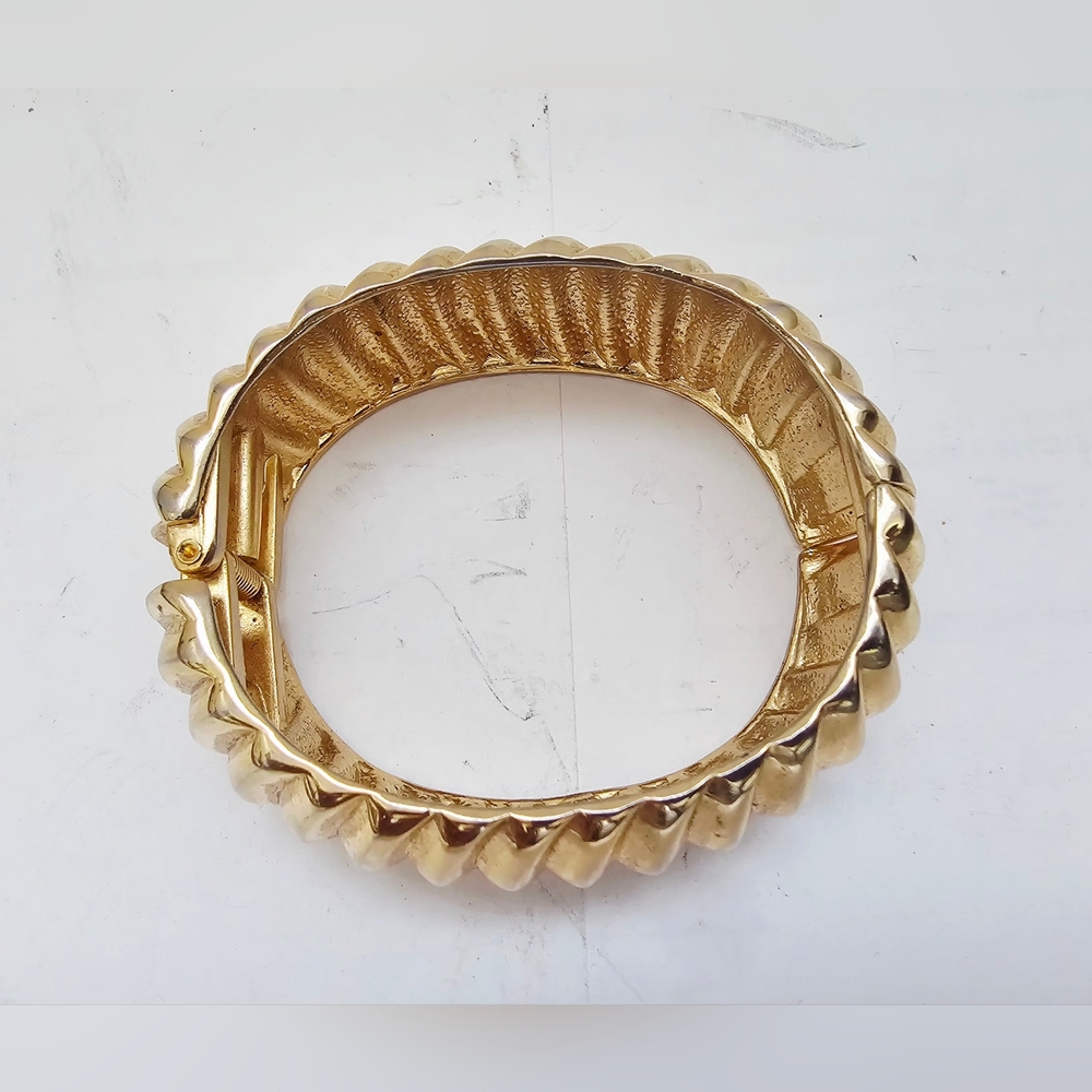 Vintage 1980s ribbed, Shrimped macaroni-link Luxury Gold Hinge Bangle Bracelet - Picture 5 of 6